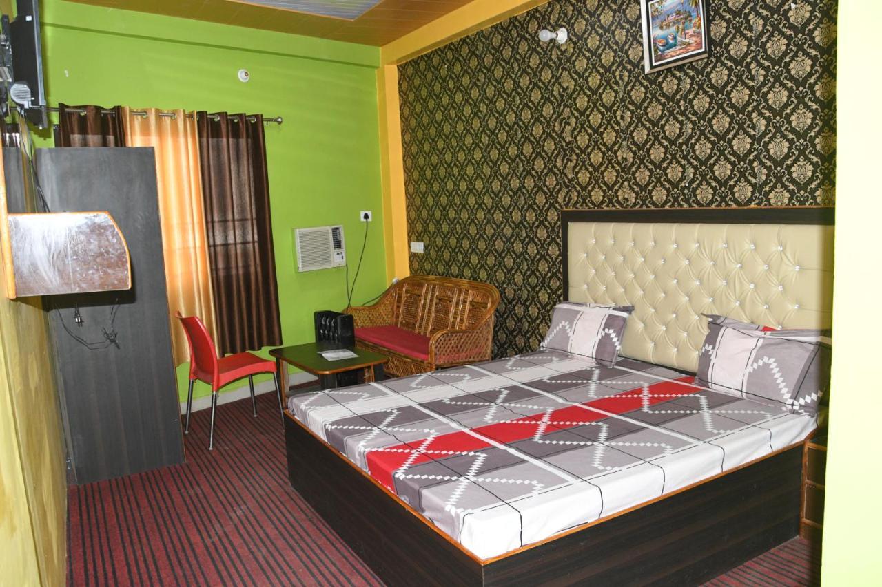 Hotel Mountain View And Rooftop Restaurant Pithorāgarh Esterno foto